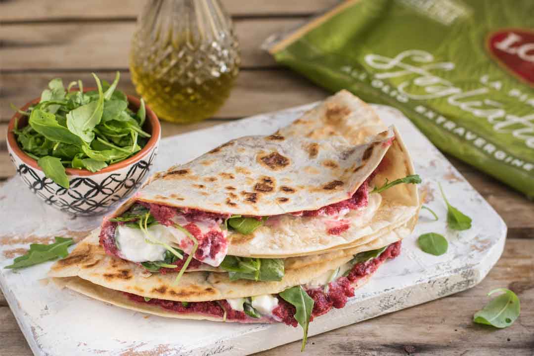 Piadina Loriana croccante con hummus di barbabietola, burrata e rucola