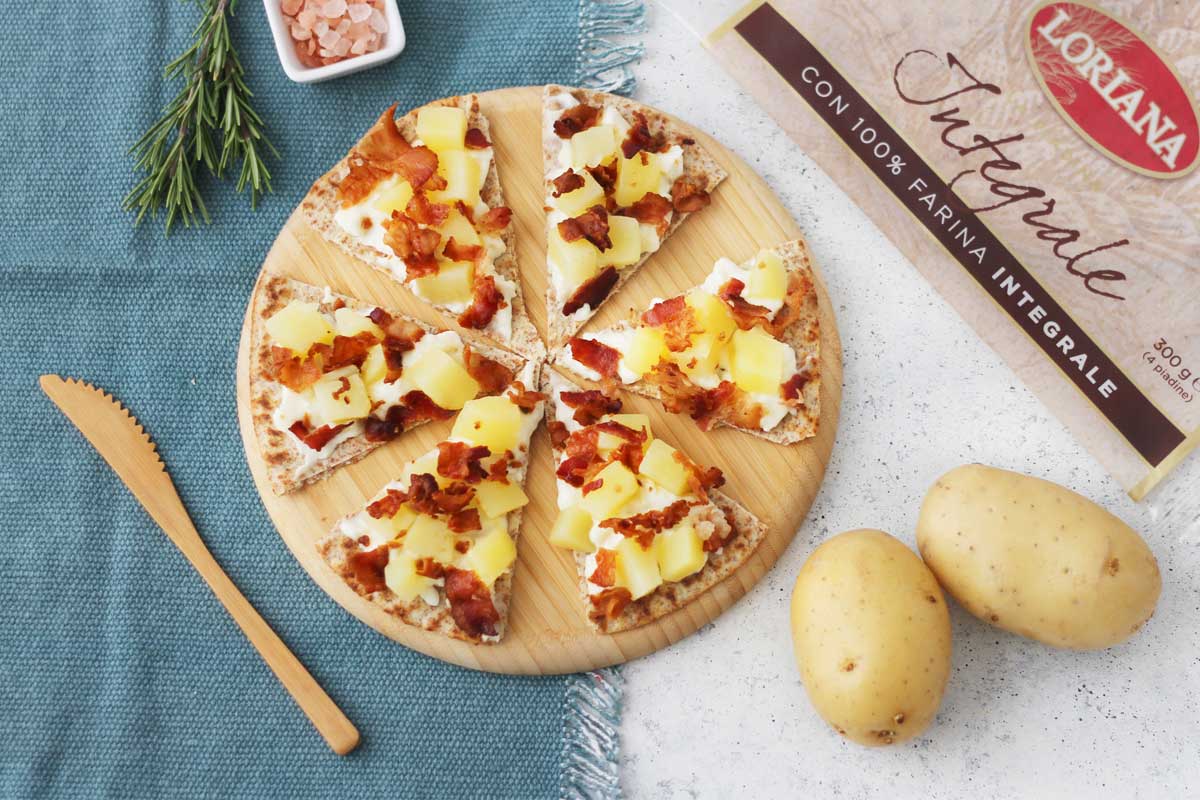 Crostini di Piadina Loriana con stracchino, patate e bacon croccante