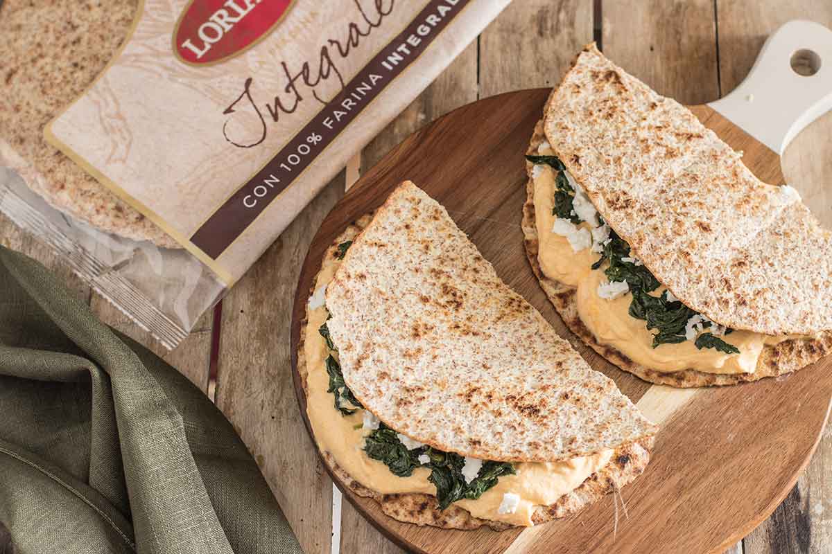 Piadina Loriana croccante con mousse di zucca, spinaci e formaggio di capra